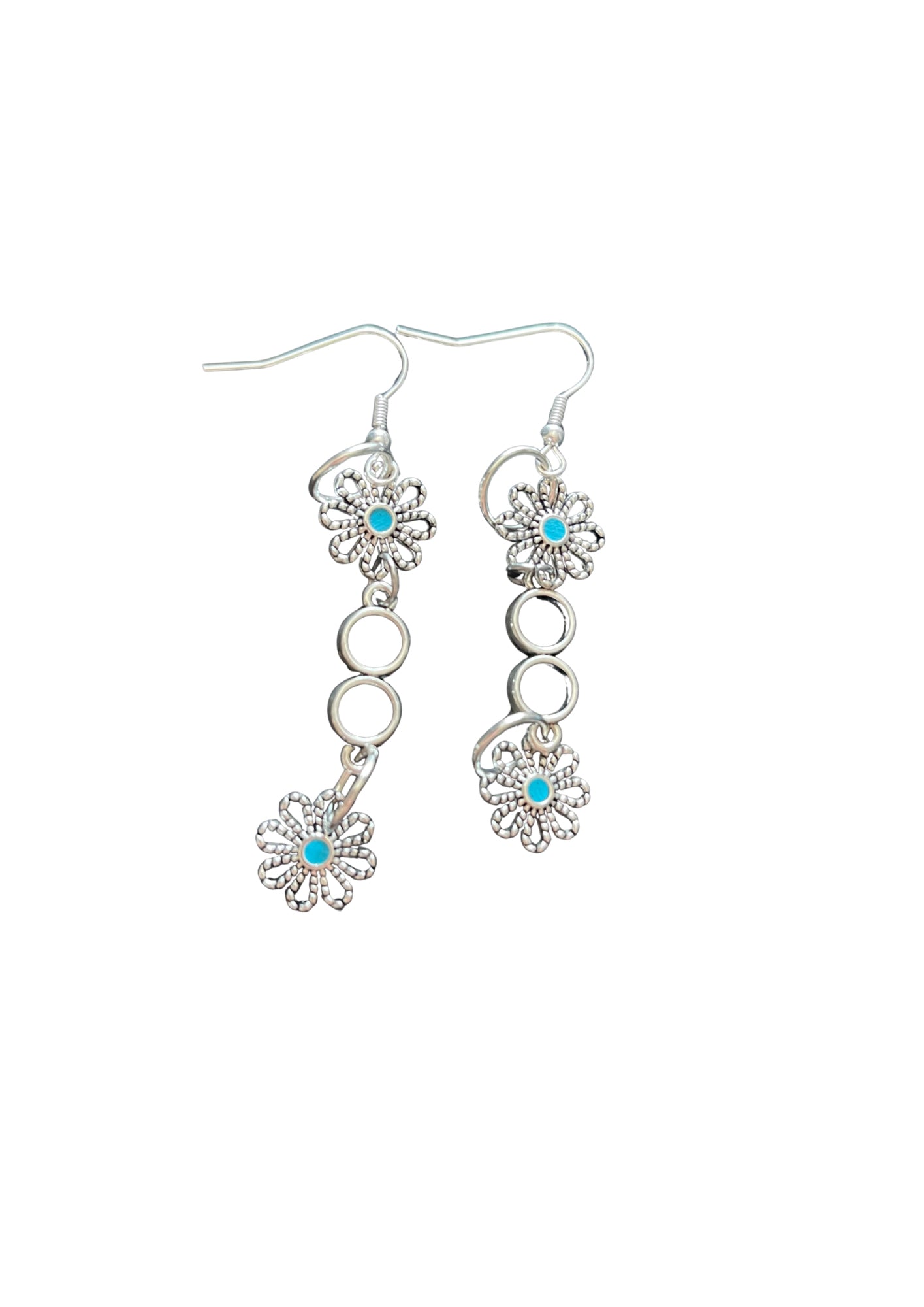 Boucles d'oreilles délicates ornées de fleurs bleues couleur argent