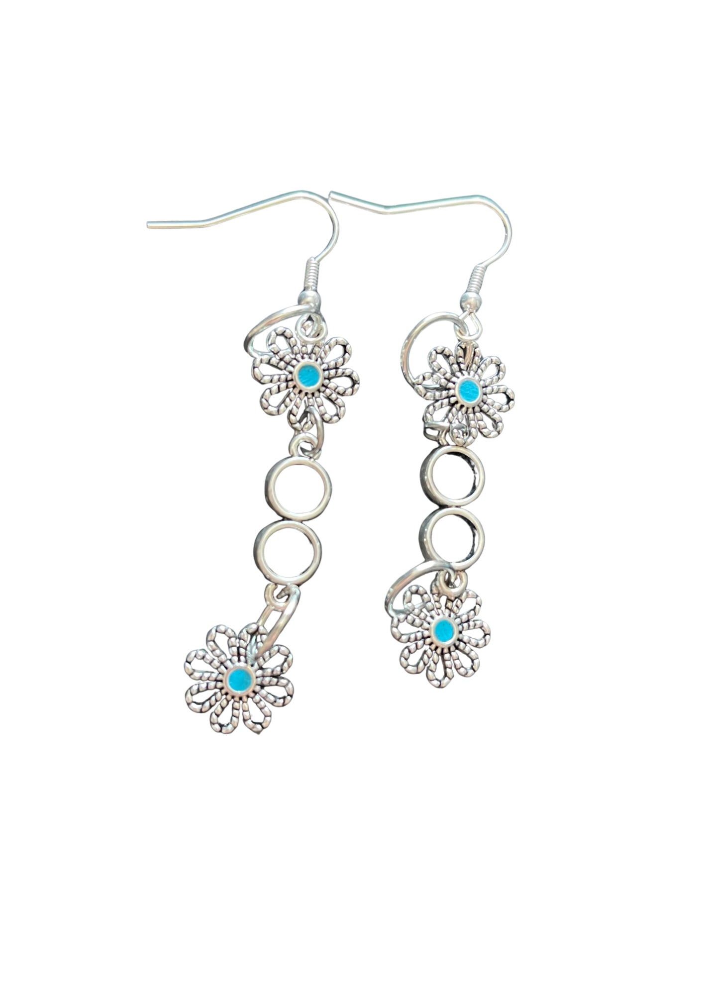 Boucles d'oreilles délicates ornées de fleurs bleues couleur argent