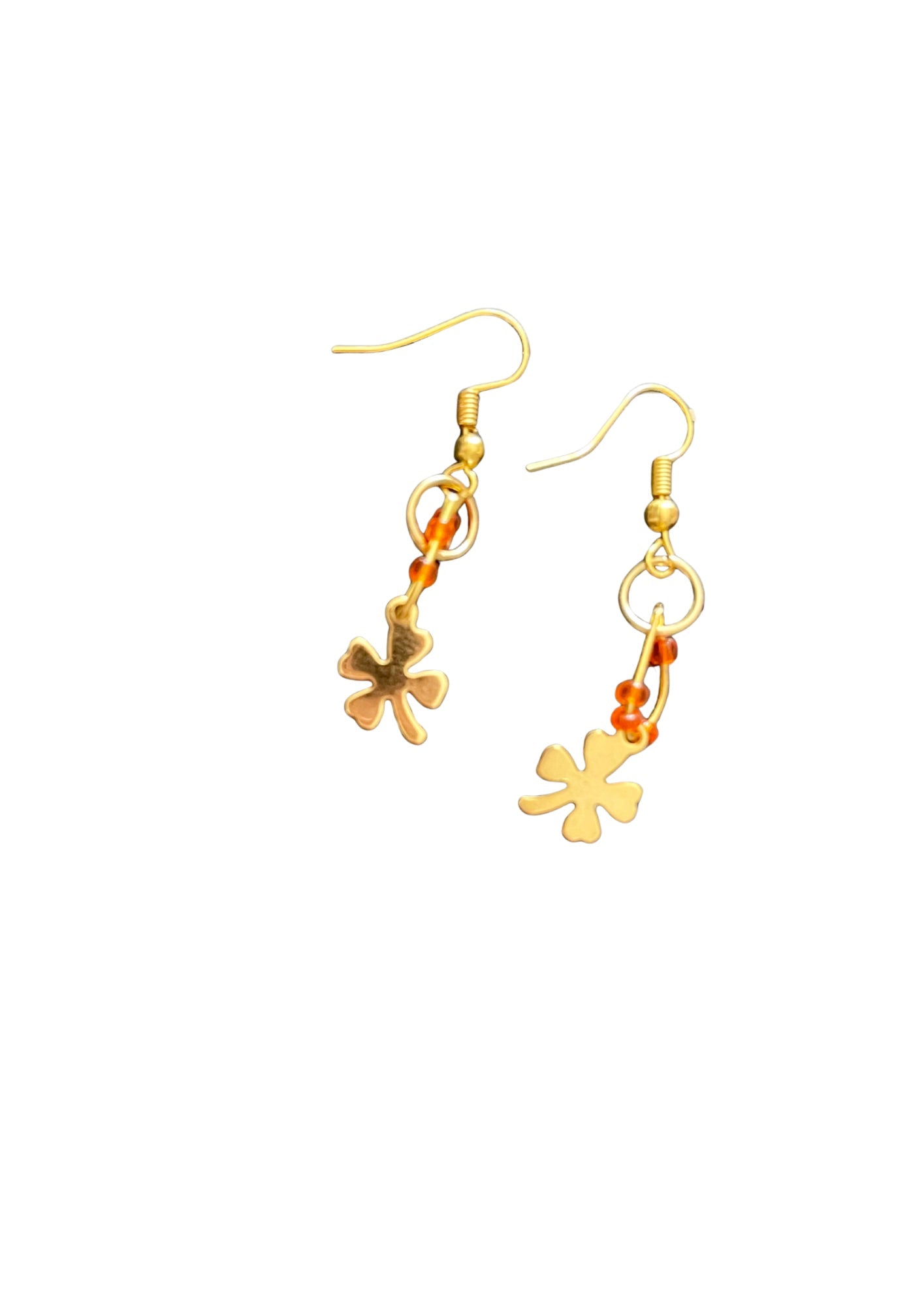 Boucles d'oreilles trèfle doré et perles de rocaille - détail